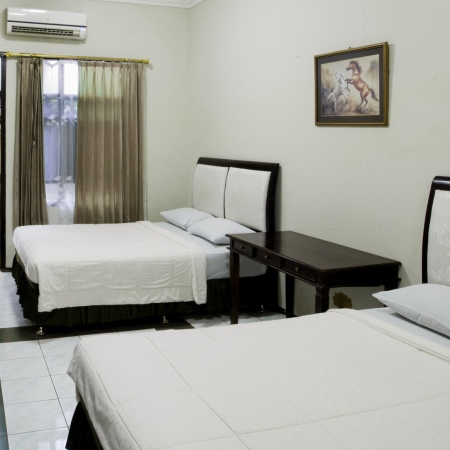 Kamar Deluxe Family Hotel Galuh Anindita - 2 queen bed untuk 4 orang